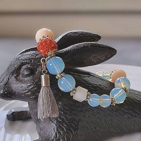 Mixed bead tassle charm stretch bracelet - Picture 2 of 4